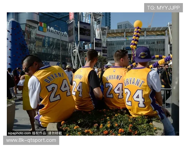 “小球迷举牌致敬罗梅罗，热刺更衣室赛后集体签名回馈观众”